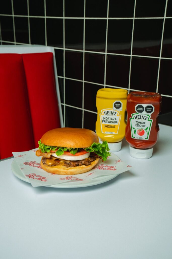 Burger frente al jukebox Johnny Rockets